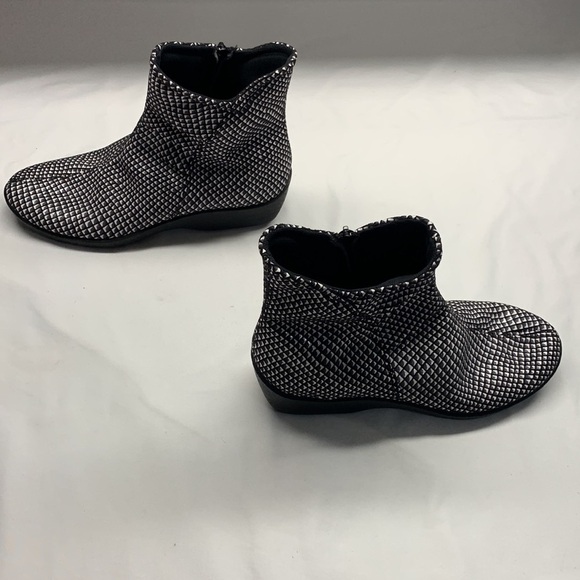 A’rcopedico Low Wedge Ankle Booties Side Zipper Size 41 Black and White - Picture 5 of 14